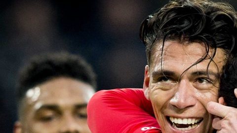 Héctor Moreno y Andrés Guardado se abrazan en el festejo del gol del primero con el PSV.
