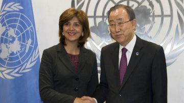 Ban Ki-moon, secretario de la ONU, junto a la canciller de Colombia María Ángela Holguín. EFE