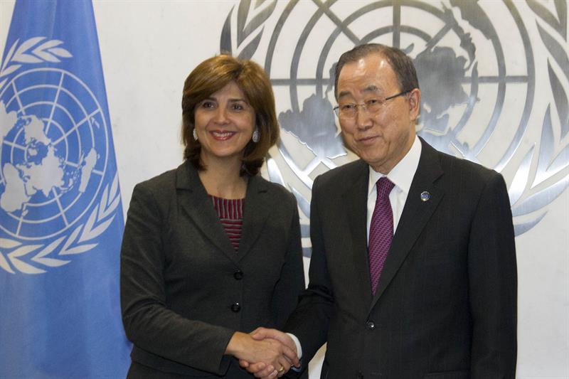 Ban Ki-moon, secretario de la ONU, junto a la canciller de Colombia María Ángela Holguín. EFE