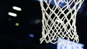 El jugador de Miami Heat Dwyane Wade intenta anotar ante Bojan Bogdanovic de los Nets.