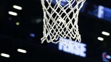 El jugador de Miami Heat Dwyane Wade intenta anotar ante Bojan Bogdanovic de los Nets.