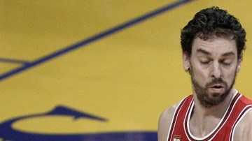 Pau Gasol y Kobe Bryant sostuvieron el jueves su primer duelo en la cancha desde que el español se fue de los Lakers.