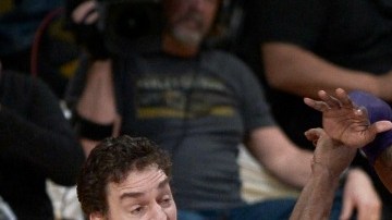 Kobe Bryant (c) y Roy Hibbert (d) de Los Ángeles Lakers intentan bloquear al español Pau Gasol de Chicago Bulls. Foto: EFE.