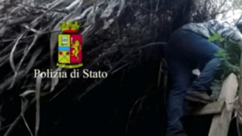 Fotograma de un vídeo facilitado por la Policía italiana hoy, 29 de enero de 2016, que muestra el momento del arresto de dos jefes de la mafia italiana Ndrangheta tras ser descubiertos en un refugio en la provincia de Reggio Calabria. Las fuerzas policiales arrestaron a los dos jefes de la mafia Giuseppe Ferraro, en búsqueda y captura desde 1998, y Giuseppe Crea, a la fuga desde 2006, cuando permanecían escondidos en un refugio.