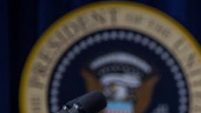 El presidente estadounidense, Barack Obama, saluda a Lilly Ledbetter, quien llevó a los tribunales a Goodyear por haberle ocultado durante años que le pagaba menos que a hombres por el mismo trabajo.