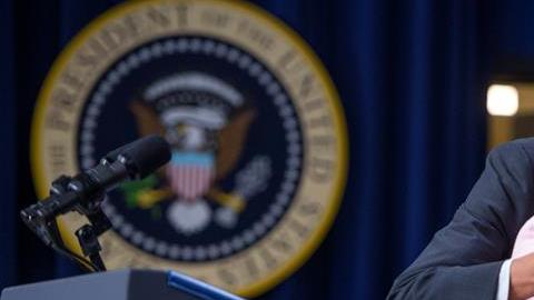 El presidente estadounidense, Barack Obama, saluda a Lilly Ledbetter, quien llevó a los tribunales a Goodyear por haberle ocultado durante años que le pagaba menos que a hombres por el mismo trabajo.