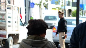 Varias personas usan ropa abrigada para protegerse del frío hoy, viernes 29 de enero de 2016, en Zacatecas (México), donde se registran bajas temperaturas provocadas por el frente frío número 34 y la interacción con la octava tormenta invernal. El Gobierno mexicano declaró hoy en emergencia 446 municipios de 23 estados del país debido a las heladas registradas esta semana.