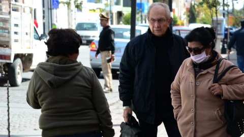 Varias personas usan ropa abrigada para protegerse del frío hoy, viernes 29 de enero de 2016, en Zacatecas (México), donde se registran bajas temperaturas provocadas por el frente frío número 34 y la interacción con la octava tormenta invernal. El Gobierno mexicano declaró hoy en emergencia 446 municipios de 23 estados del país debido a las heladas registradas esta semana.