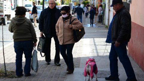 Varias personas usan ropa abrigada para protegerse del frío hoy, viernes 29 de enero de 2016, en Zacatecas (México), donde se registran bajas temperaturas provocadas por el frente frío número 34 y la interacción con la octava tormenta invernal. El Gobierno mexicano declaró hoy en emergencia 446 municipios de 23 estados del país debido a las heladas registradas esta semana.