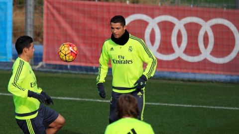 James Rodríguez (izq) y Cristiano Ronaldo buscarán reactivar el ataque del Real Madrid ante un Espanyol que es cliente del portugués.