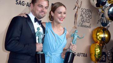 Leonardo DiCaprio (i) y Brie Larson (d) celebran sus premios SAG por Mejor Interpretación  de un Actor por "The Revenant" y Mejor Interpretación  de una Actriz por "Room".