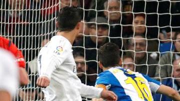 Cristiano Ronaldo dispara para conseguir el segundo gol en su cuenta y el 4-0 para el Real Madrid sobre el Espanyol.