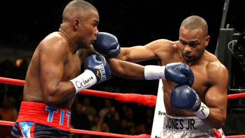 Tito Trinidad (izq) en su combate ante Roy Jones Jr.