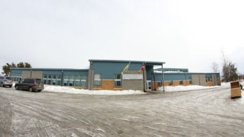 La Loche Community School tiene una matrícula de alrededor de 900 estudiantes.