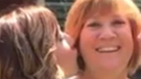 Tracey Thompson (c) llevó a su nieta en su vientre y la dio a luz para que su hija Kelley McKissack y su yerno Aaron pudieran tener una hija.