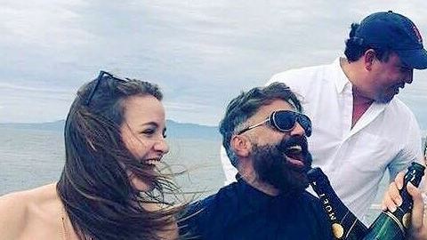 El cantante no puede negar que estaba encantando, rodeado de tanta belleza.