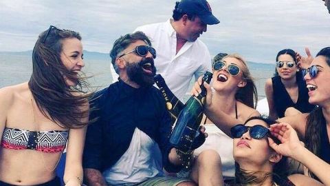 El cantante no puede negar que estaba encantando, rodeado de tanta belleza.