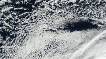 El huracán Alex, el 14 de enero a las 15:30 GMT (10:30 am EST) en el centro del Océano Atlántico. La imagen revela un ojo y bandas de tormentas eléctricas en espiral hacia el centro.
