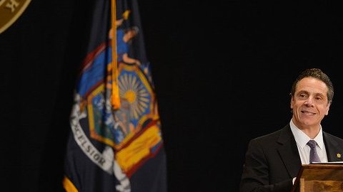 El gobernador Cuomo introdujo la ley para evitar la discriminación en contra de las personas transgénero.