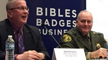 Mark Prosser, director de seguridad pública de Storm Lake, Iowa y el Sheriff Paul Fitzgerald, the Story County, Iowa, hablaron de la necesidad de lograr la confianza de la comunidad inmigrante para que colaboren en seguridad pública.