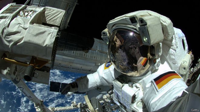 Los astronautas son preparados para actuar como paramédicos del espacio.