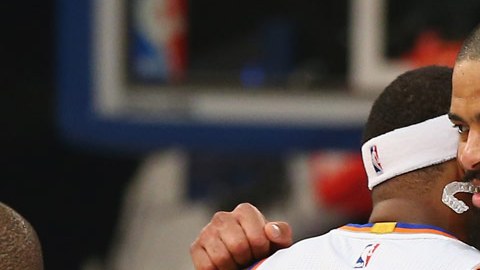 Carmelo Anthony y Tyson Chandler (ex jugador de los Knicks) se saludan antes del salto inicial.