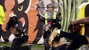 Martavis Bryant, receptor de Pittsburgh, sujeta el balón contra la parte trasera de su muslo para un increíble touchdown contra los Bengals.
