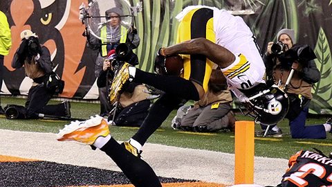 Martavis Bryant, receptor de Pittsburgh, sujeta el balón contra la parte trasera de su muslo para un increíble touchdown contra los Bengals.