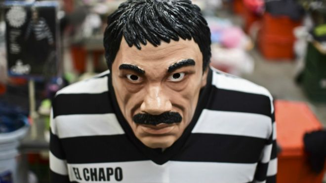  En el mercado informal de México abundan los productos sobre "El Chapo".