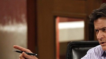 El actor Charlie Sheen en su personaje de Charlie Harper en "Two and a Half Men".