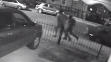 En un video de seguridad divulgado por la Policía, se ve a los dos sospechosos adolescentes huyendo de la escena.