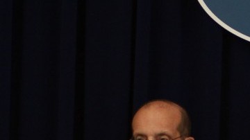 El Comisionado de la Administración de Recursos Humanos, Steven Banks de lado del contralor Scott Stringer, anunciando en una rueda de prensa los hallazgos de la auditoría.
