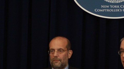 El Comisionado de la Administración de Recursos Humanos, Steven Banks de lado del contralor Scott Stringer, anunciando en una rueda de prensa los hallazgos de la auditoría.