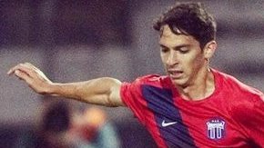 Pedro Arce (izq.) tiene 24 años y juega como volante ofensivo.