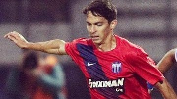 Pedro Arce (izq.) tiene 24 años y juega como volante ofensivo.