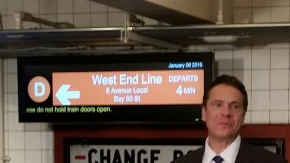 El gobernador del estado Andrew Cuomo anunciando en una rueda de prensa un proyecto de remodelación de varias estaciones del subway.