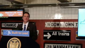 El gobernador del estado Andrew Cuomo anunciando en una rueda de prensa un proyecto de remodelación de varias estaciones del subway.