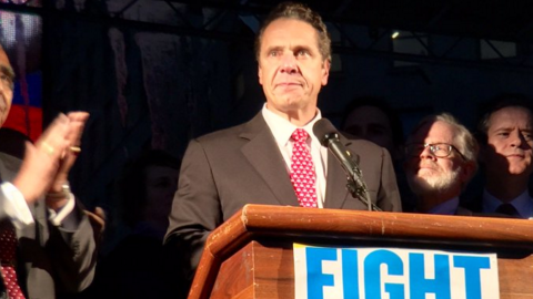 El gobernador Cuomo una vez más critica la gestión de De Blasio con los desamparados de la ciudad.