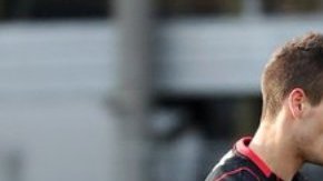 Marco Fabián festeja con su compañero tras conseguir uno de sus goles.