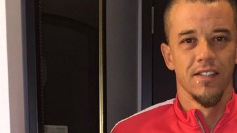 Andrés D'Alessandro presumió el regalo que le hizo Javier "Chicharito" Hernández. Foto: Twitter.