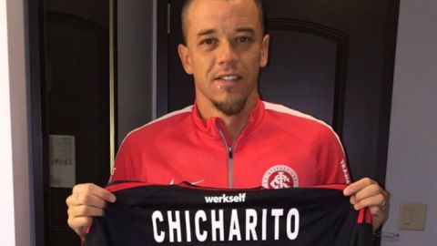 Andrés D'Alessandro presumió el regalo que le hizo Javier "Chicharito" Hernández. Foto: Twitter.