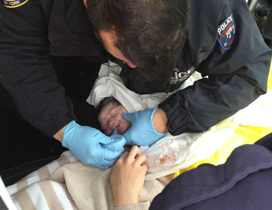 La pequeña Nicola Wong nació sana y salva gracias a la intervención de la Policía, en medio de una autopista en Manhattan. 