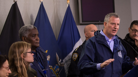 El alcalde De Blasio en una rueda de prensa anunciando medidas de emergencia por la tormenta.