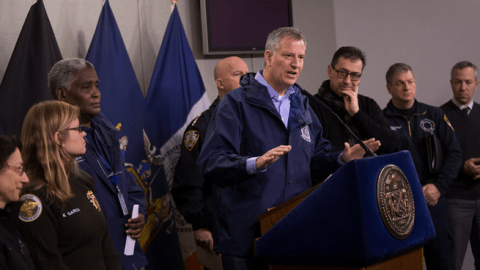 El alcalde De Blasio en una rueda de prensa anunciando medidas de emergencia por la tormenta.