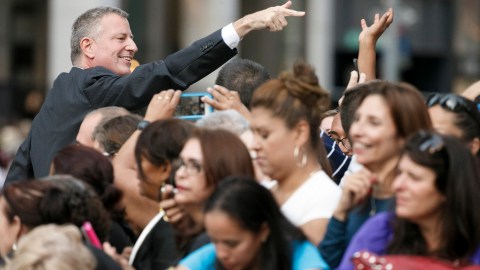 Quienes más desaprueban la gestión de De Blasio son los neoyorquinos de raza blanca, con un 67%.