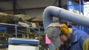 Un operario trabaja sobre la escultura del dinosaurio, que será exhibida a partir de mañana en el Museo Americano de Historia Natural.