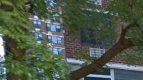 Edificio en donde ocurrió la trágica muerte del joven que salvó a una inquilina. Foto Crédito: Google Maps/El Diario