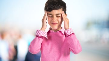 La exposición prolongada al sol y la migraña son algunas de las causas del dolor de cabeza en los menores.