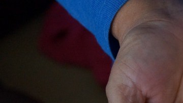 La madre de Ureña sostiene la imagen del joven.