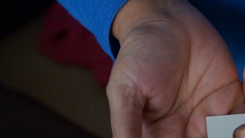 La madre de Ureña sostiene la imagen del joven.